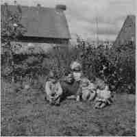 070-0085 Kawernicken, Wilhelm Skrimmer im Jahre 1944 auf Heimaturlaub, mit seinen Kindern im Garten.jpg